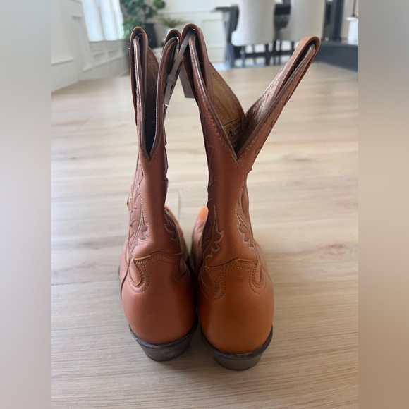 SOLD. Ariat Cowboy Boots! Size 8D - Picture 2 of 6